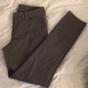 LIKE NEW Old Navy Mid-Rise Pixie Ankle Pants